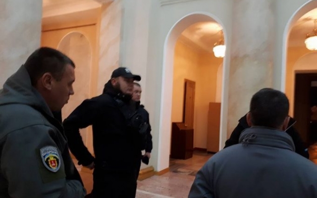 Попытка проникнуть в Одесскую мэрию для активиста закончилась задержанием Фото № 4 Попытка проникнуть в Одесскую мэрию для активиста закончилась задержанием Фото № 4
