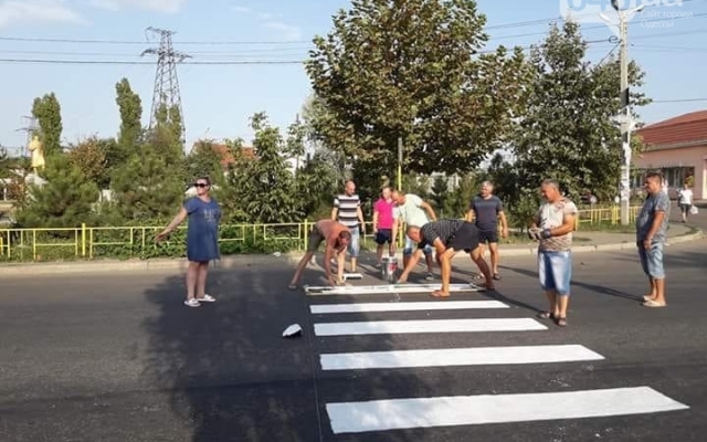 В Усатово родители своими руками сделали разметку дороги у школы Фото № 0 В Усатово родители своими руками сделали разметку дороги у школы Фото № 0