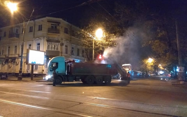 Под покровом ночи на Новосельского сняли недавно уложенный асфальт Фото № 5 Под покровом ночи на Новосельского сняли недавно уложенный асфальт Фото № 5