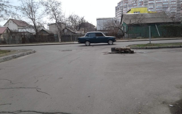 Кошмарное состояние смотровых колодцев на одной из улиц Одессы Фото № 2 Кошмарное состояние смотровых колодцев на одной из улиц Одессы Фото № 2