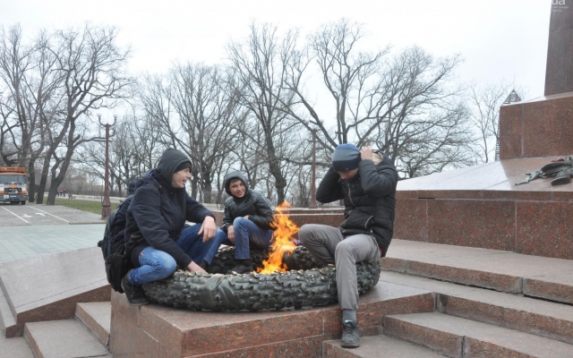В Одессе группа юношей сушила ноги на Вечном огне (ФОТО, ВИДЕО) Фото № 5 В Одессе группа юношей сушила ноги на Вечном огне (ФОТО, ВИДЕО) Фото № 5