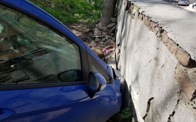 В Одессе автомобиль сам съехал со склона (ФОТО) Фото № 0 В Одессе автомобиль сам съехал со склона (ФОТО) Фото № 0