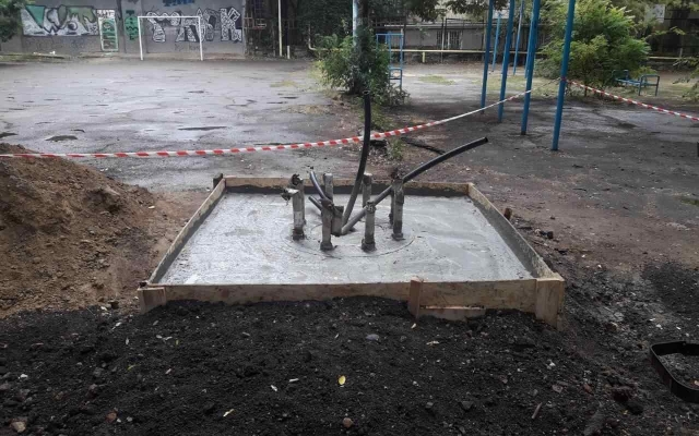 Неизвестные разрушили детскую площадку и начали на ее месте непонятное строительство Фото № 1 Неизвестные разрушили детскую площадку и начали на ее месте непонятное строительство Фото № 1