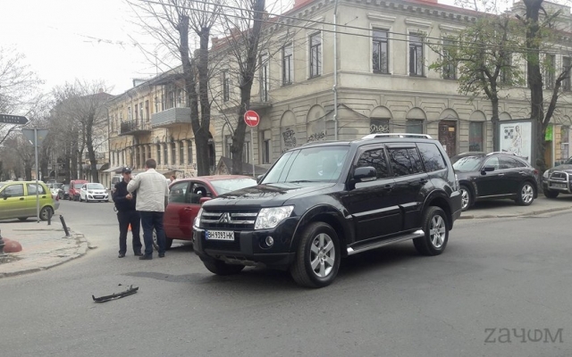 В Одессе столкнулись две иномарки (ФОТО) Фото № 1 В Одессе столкнулись две иномарки (ФОТО) Фото № 1
