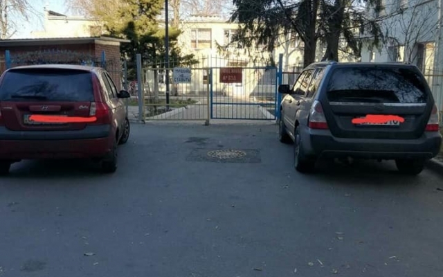 В Черноморске родители бьют тревогу из-за перекрытого пожарного въезда в садик Фото № 1 В Черноморске родители бьют тревогу из-за перекрытого пожарного въезда в садик Фото № 1