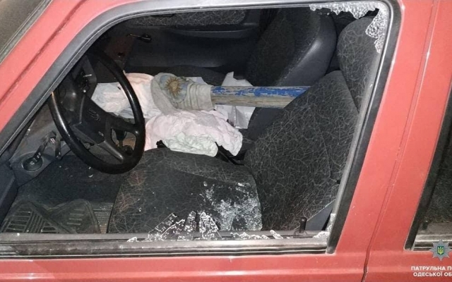 На Таирова молодой парень громил припаркованные автомобили (ФОТО) Фото № 1 На Таирова молодой парень громил припаркованные автомобили (ФОТО) Фото № 1