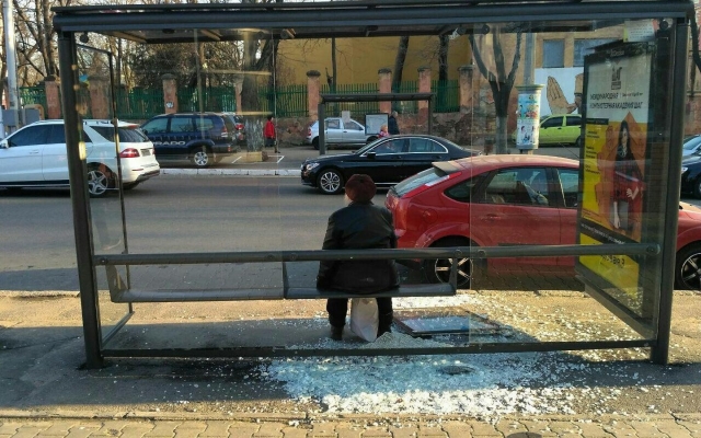 В Одессе разбили стеклянную остановку (ФОТО) Фото № 5 В Одессе разбили стеклянную остановку (ФОТО) Фото № 5