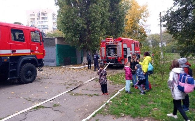 На Школьном аэродроме горела старая столовая (ФОТО, ВИДЕО) Фото № 3 На Школьном аэродроме горела старая столовая (ФОТО, ВИДЕО) Фото № 3
