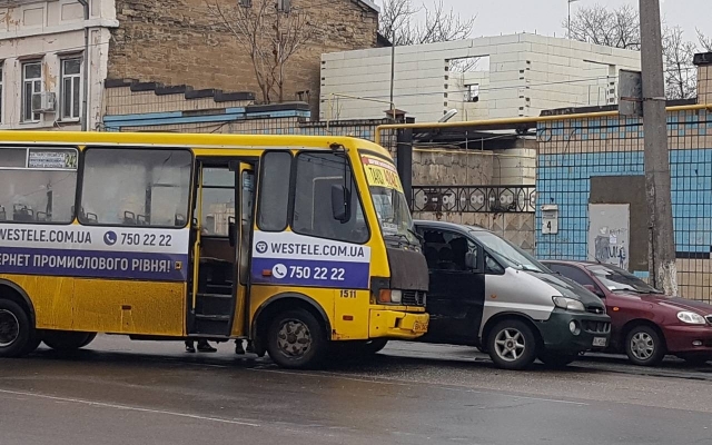 В Одессе произошло ДТП с участием маршрутки (ФОТО) Фото № 1 В Одессе произошло ДТП с участием маршрутки (ФОТО) Фото № 1