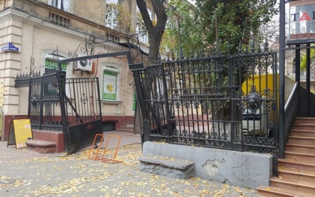 В Одессе почтовый грузовик снёс ворота памятника архитектуры (ФОТО) Фото № 4 В Одессе почтовый грузовик снёс ворота памятника архитектуры (ФОТО) Фото № 4