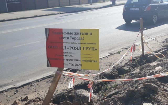 Больше месяца пешеходы на улице Космонавтра Комарова ходят по грязи (ФОТО) Фото № 8 Больше месяца пешеходы на улице Космонавтра Комарова ходят по грязи (ФОТО) Фото № 8