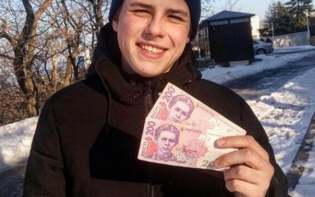 Одесситы ищут деньги, спрятанные по всему городу (ФОТО) Фото № 1 Одесситы ищут деньги, спрятанные по всему городу (ФОТО) Фото № 1