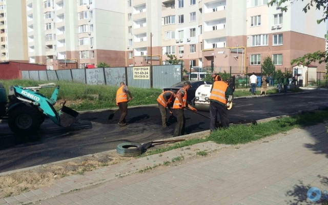 Одесские дорожники положили асфальт вокруг припаркованных автомобилей (ФОТО) Фото № 2 Одесские дорожники положили асфальт вокруг припаркованных автомобилей (ФОТО) Фото № 2