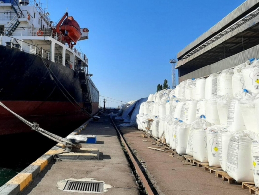 10 тыс тонн. Карбамид морская перевозка. Карбамид в порту. Аммиачная селитра в порту. Селитра в Одессе в порту.