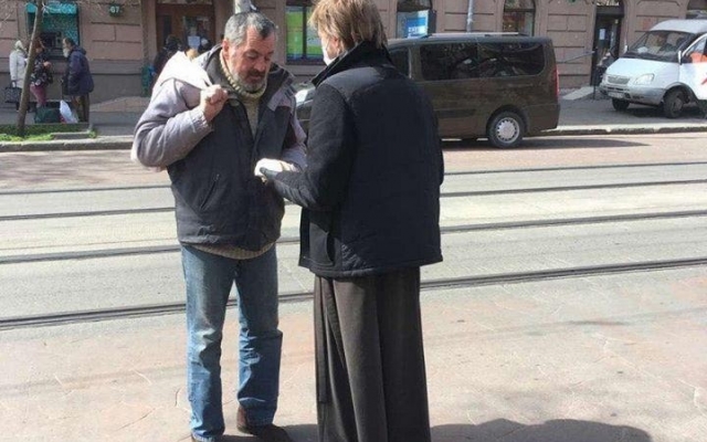 В Одессе раздают продукты бездомным Фото № 3 В Одессе раздают продукты бездомным Фото № 3