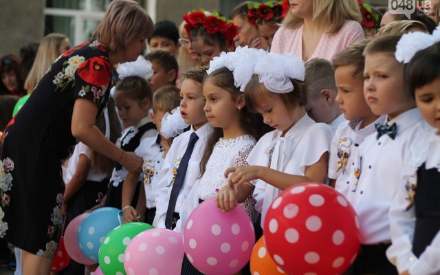 Как в Одессе проходили школьные линейки Фото № 10 Как в Одессе проходили школьные линейки Фото № 10