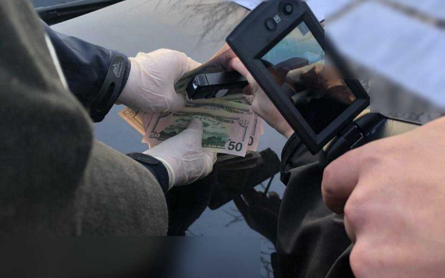 Прокуроры Одесской областной прокуратуры совместно в ГБР задержали таможенника Фото № 1 Прокуроры Одесской областной прокуратуры совместно в ГБР задержали таможенника Фото № 1