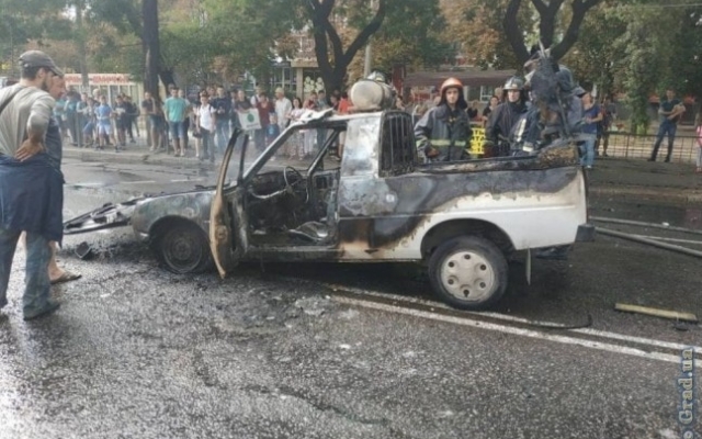 В Одессе посреди дороги горел автомобиль Фото № 0 В Одессе посреди дороги горел автомобиль Фото № 0
