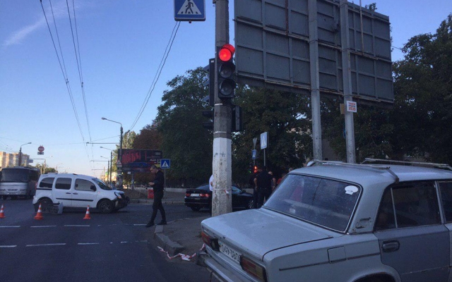 Мопедист угодил под колеса автомобиля Фото № 1 Мопедист угодил под колеса автомобиля Фото № 1