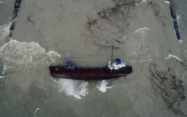 Нефтепродукты с танкера достигли пляжа Фото № 0 Нефтепродукты с танкера достигли пляжа Фото № 0