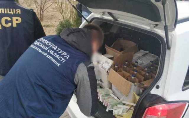 Во время обысков в Одесском регионе нашли сигареты, немаркированный алкоголь и поддельные акцизные марки Фото № 1 Во время обысков в Одесском регионе нашли сигареты, немаркированный алкоголь и поддельные акцизные марки Фото № 1