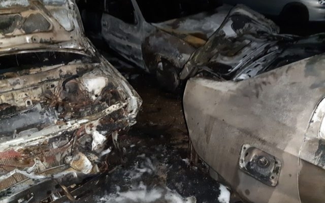 В Измаиле огонь повредил сразу несколько машин Фото № 1 В Измаиле огонь повредил сразу несколько машин Фото № 1