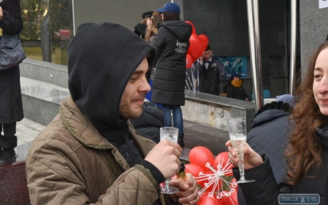 Одесситы установили рекорд Украины по дальности полета пробки от шампанского Фото № 8 Одесситы установили рекорд Украины по дальности полета пробки от шампанского Фото № 8