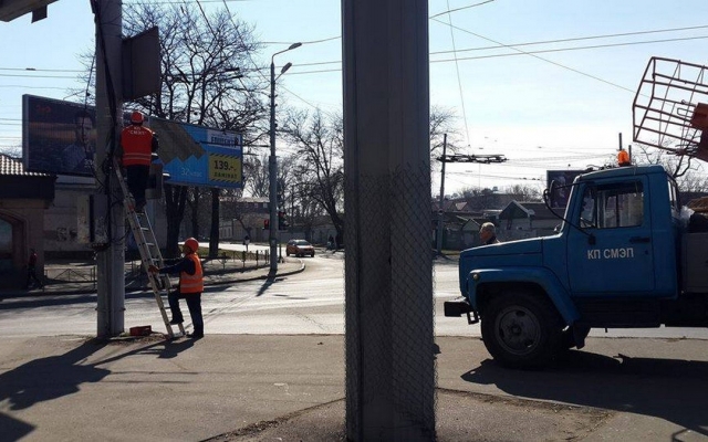 В Малиновском районе обновляют дорожные знаки и светофоры Фото № 0 В Малиновском районе обновляют дорожные знаки и светофоры Фото № 0