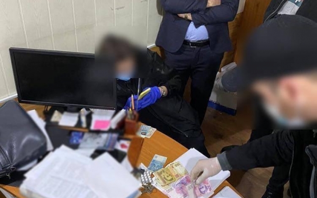 В Одессе чиновники исполнительной службы попались на взятке Фото № 0 В Одессе чиновники исполнительной службы попались на взятке Фото № 0