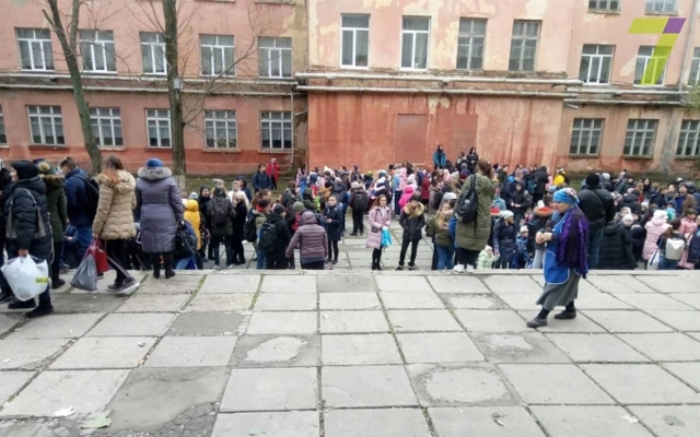 ЧП: из школы в Суворовском районе эвакуировали детей (ФОТО) Фото № 0 ЧП: из школы в Суворовском районе эвакуировали детей (ФОТО) Фото № 0