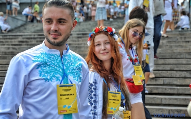 Более 1200 человек в вышиванках объединились в живую цепь Фото № 0 Более 1200 человек в вышиванках объединились в живую цепь Фото № 0