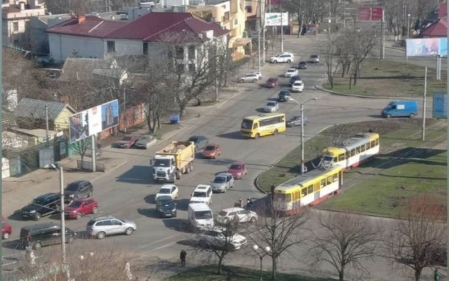 В Одессе временно не ходят 3 трамвайных маршрута – вагон столкнулся с автомобилем Фото № 0 В Одессе временно не ходят 3 трамвайных маршрута – вагон столкнулся с автомобилем Фото № 0