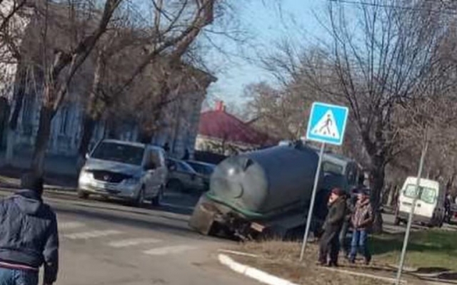 В Болграде КамАз провалился под асфальт Фото № 1 В Болграде КамАз провалился под асфальт Фото № 1