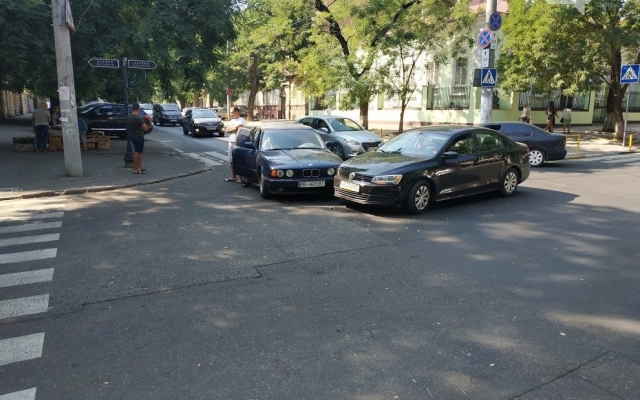 В центре Одессы столкнулись автомобили Фото № 0 В центре Одессы столкнулись автомобили Фото № 0