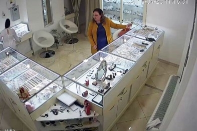Женщина обокрала ювелирный магазин почти на полмиллиона (видео) Фото № 0 Женщина обокрала ювелирный магазин почти на полмиллиона (видео) Фото № 0