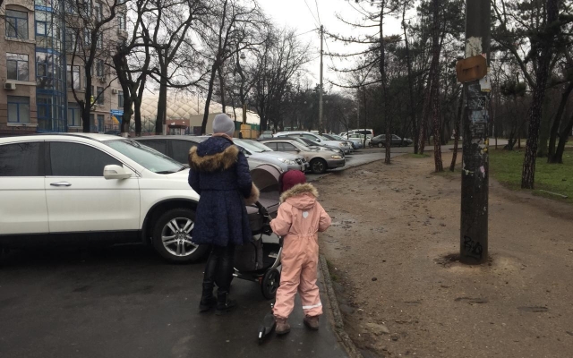 В парке Шевченко автомобили заняли тротуары Фото № 1 В парке Шевченко автомобили заняли тротуары Фото № 1