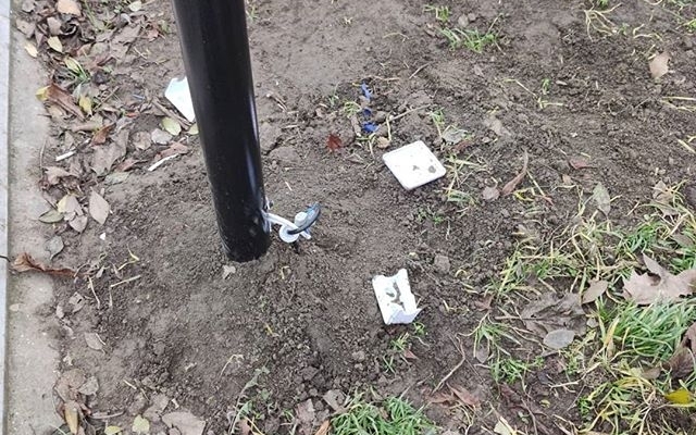 Родители малолетних вандалов заплатят за разгром фонарей Фото № 0 Родители малолетних вандалов заплатят за разгром фонарей Фото № 0
