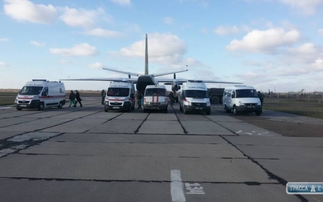 Самолет с 15 ранеными бойцами АТО приземлился в Одессе (видео) Фото № 0 Самолет с 15 ранеными бойцами АТО приземлился в Одессе (видео) Фото № 0