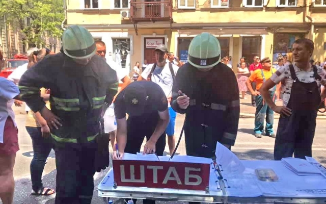 В Одессе горит жилой дом (обновлено) Фото № 3 В Одессе горит жилой дом (обновлено) Фото № 3