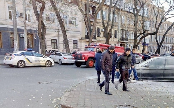 В центре города горел автомобиль Mersedes Фото № 4 В центре города горел автомобиль Mersedes Фото № 4