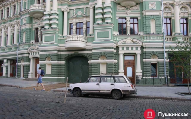 В Одессе на дороге провалилась брусчатка Фото № 0 В Одессе на дороге провалилась брусчатка Фото № 0