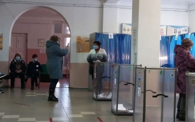 В Донецкой области избирателей заманивали на выборы айфоном Фото № 0 В Донецкой области избирателей заманивали на выборы айфоном Фото № 0