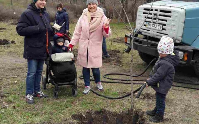В парке Победа одесситы посадили сегодня 110 деревьев Фото № 1 В парке Победа одесситы посадили сегодня 110 деревьев Фото № 1