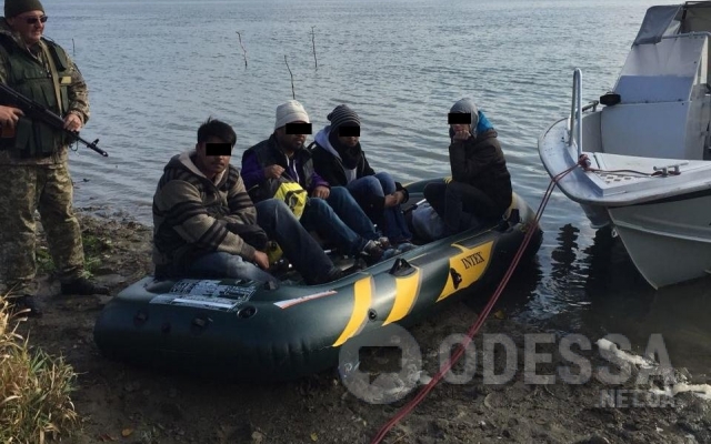 С помощью украинца три нелегала пакистанца на надувной лодке пытались проникнуть в Румынию Фото № 1 С помощью украинца три нелегала пакистанца на надувной лодке пытались проникнуть в Румынию Фото № 1