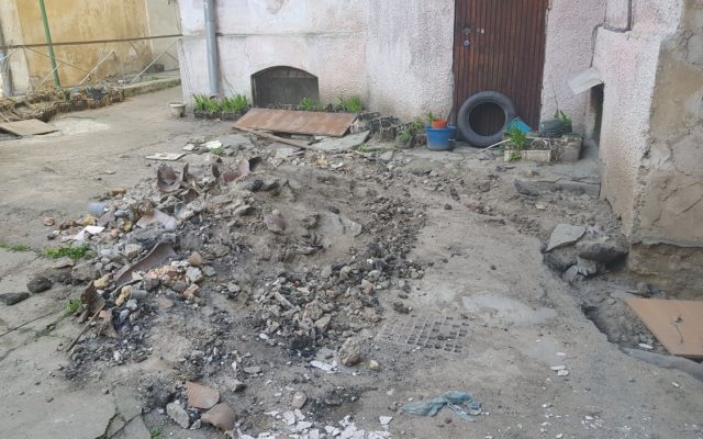 В одном из дворов по Итальянскому бульвару не убрали грязь после ремонта (ФОТО) Фото № 3 В одном из дворов по Итальянскому бульвару не убрали грязь после ремонта (ФОТО) Фото № 3