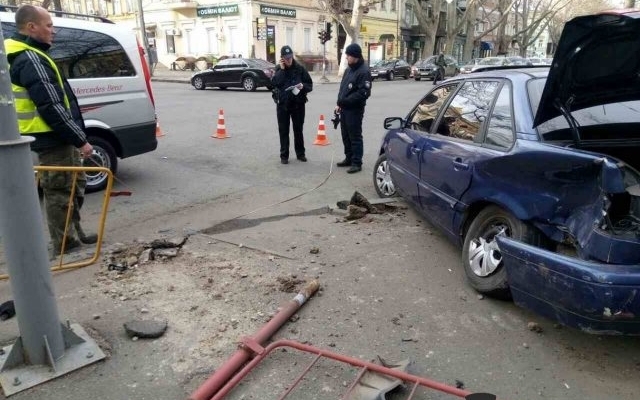 В центре города автомобиль вылетел на тротуар, есть пострадавшие Фото № 1 В центре города автомобиль вылетел на тротуар, есть пострадавшие Фото № 1