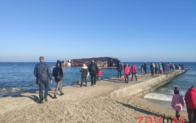 К затонувшему танкеру не зарастает народная тропа Фото № 2 К затонувшему танкеру не зарастает народная тропа Фото № 2