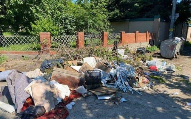 Одесские коммунальщики ликвидировали стихийную свалку, но на это место опять принесли мусор Фото № 0 Одесские коммунальщики ликвидировали стихийную свалку, но на это место опять принесли мусор Фото № 0