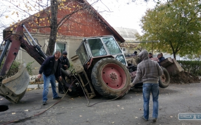 Экскаватор провалился в катакомбы в центре города Фото № 1 Экскаватор провалился в катакомбы в центре города Фото № 1