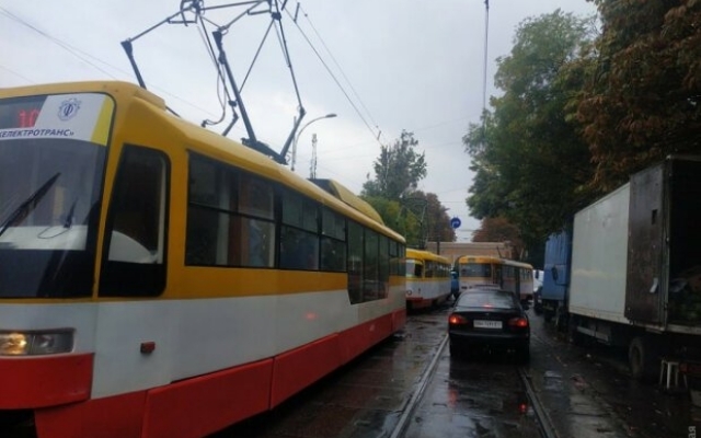 Автохамка заблокировала движение общественного транспорта Фото № 0 Автохамка заблокировала движение общественного транспорта Фото № 0